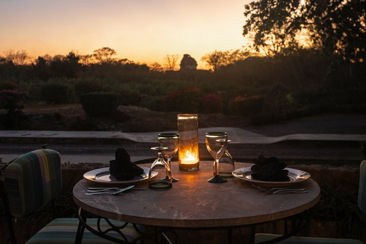 Cena a la luz de vela con El Caracol al fondo, al atardecer